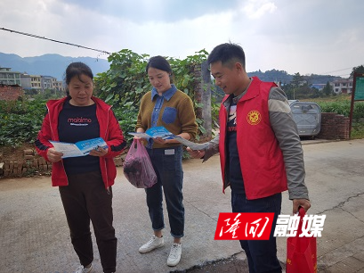 荷田乡开展“进农村”禁毒宣传活动(图1)