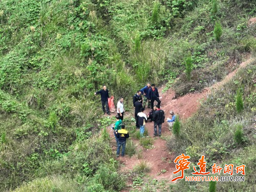 13小時連夜搜尋！寧遠空中快警助力尋回走失老人2_副本500.jpg