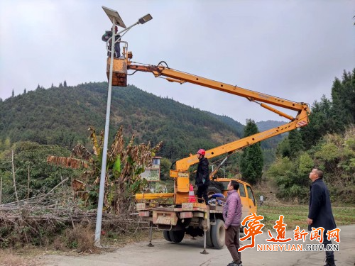 寧遠：安裝路燈暖民心 照亮鄉(xiāng)村振興路_副本500.jpg