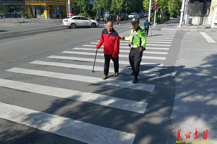 民警化身“调解员” 耐心劝导解纠纷2.jpg