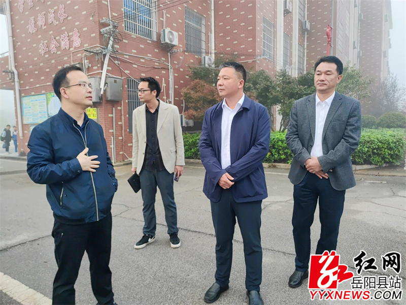 听取校车公司汇报.jpg