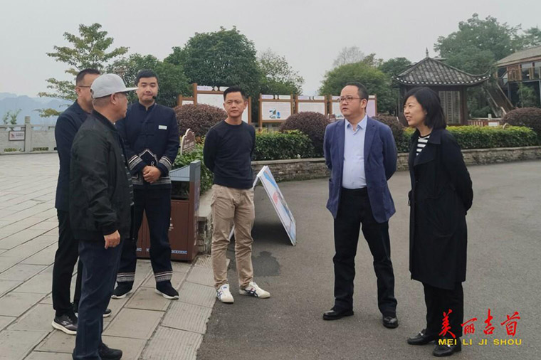 重走红色之路 感悟湘西巨变 ——香港湘西联谊会回乡参访团到吉首开展主题活动2.jpg