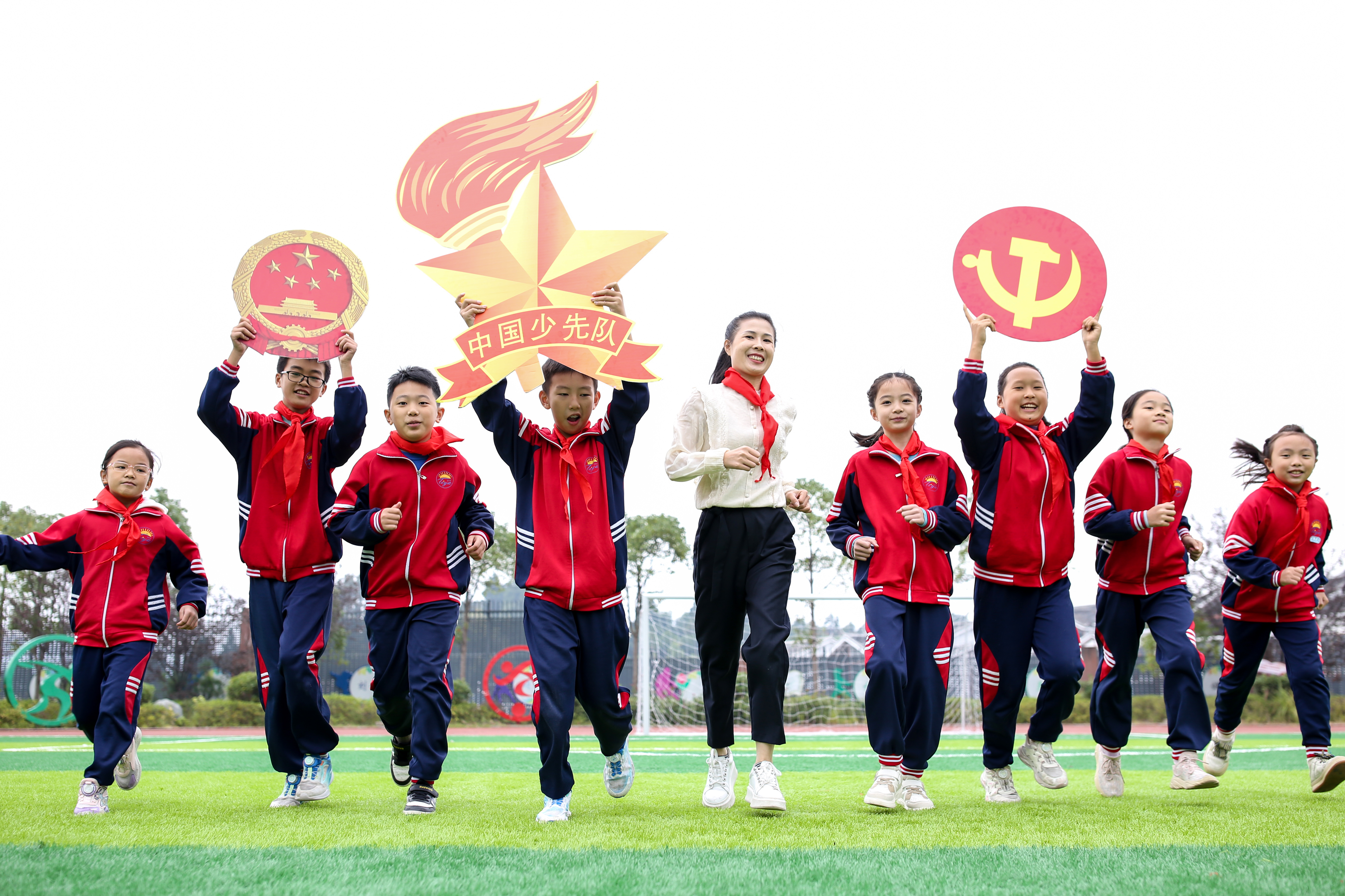 图为10月13日，湖南省通道侗族自治县礼雅小学少队辅导员利用党徽、国徽、队徽等标志给孩子们进行爱国主义教育。.jpg