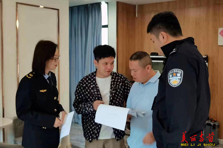 吉首公安联合相关部门开展单用途商业预付卡专项检查2.jpg