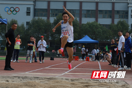 临武县第38届中小学生田径运动会高中男子组三级跳远项目比赛现场——运动员助跑起跳。.png