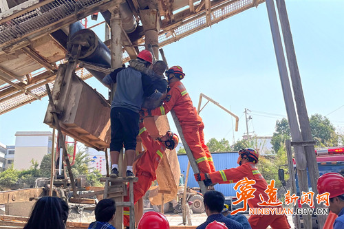 宁远：工人检修传送带时突被“咬”脚  消防紧急救援送医_副本500.jpg