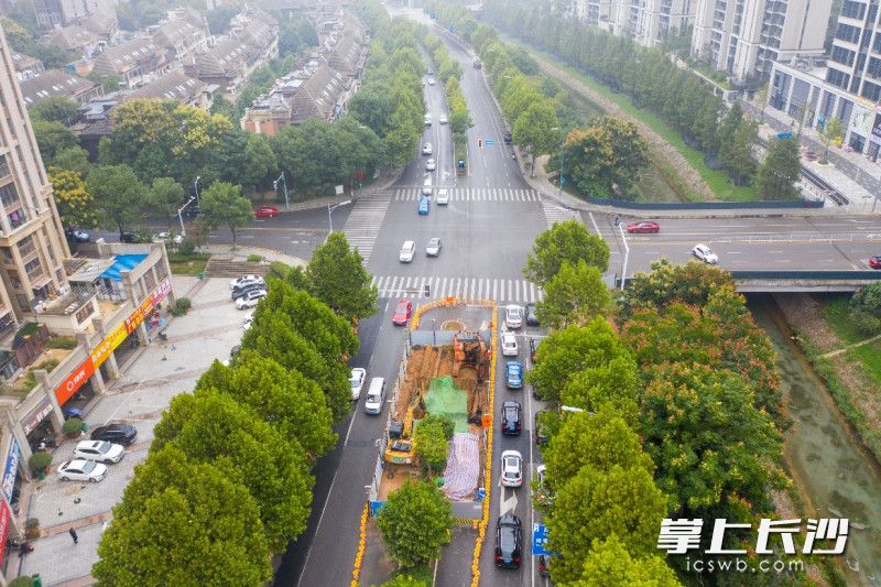 东方红路与听雨路路口立体过街项目完成桩基施工，目前正在进行承台、桥墩施工。