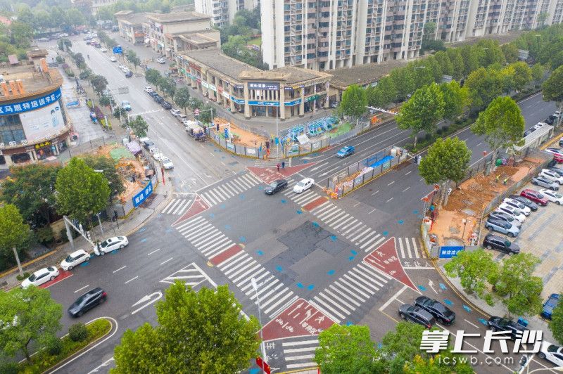 梅溪湖路与近湖六路口立体过街已完成桩基施工，目前正在进行承台、桥墩施工。