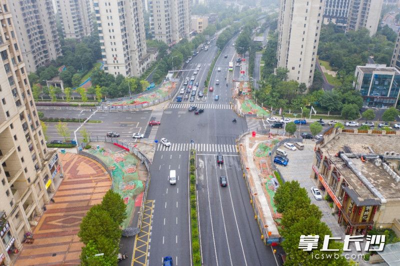 梅溪湖路与泉水路立体过街已完成管线改迁，目前正在进行桩基施工。均为长沙晚报全媒体记者 陈焕明 通讯员 胡翔 摄影报道