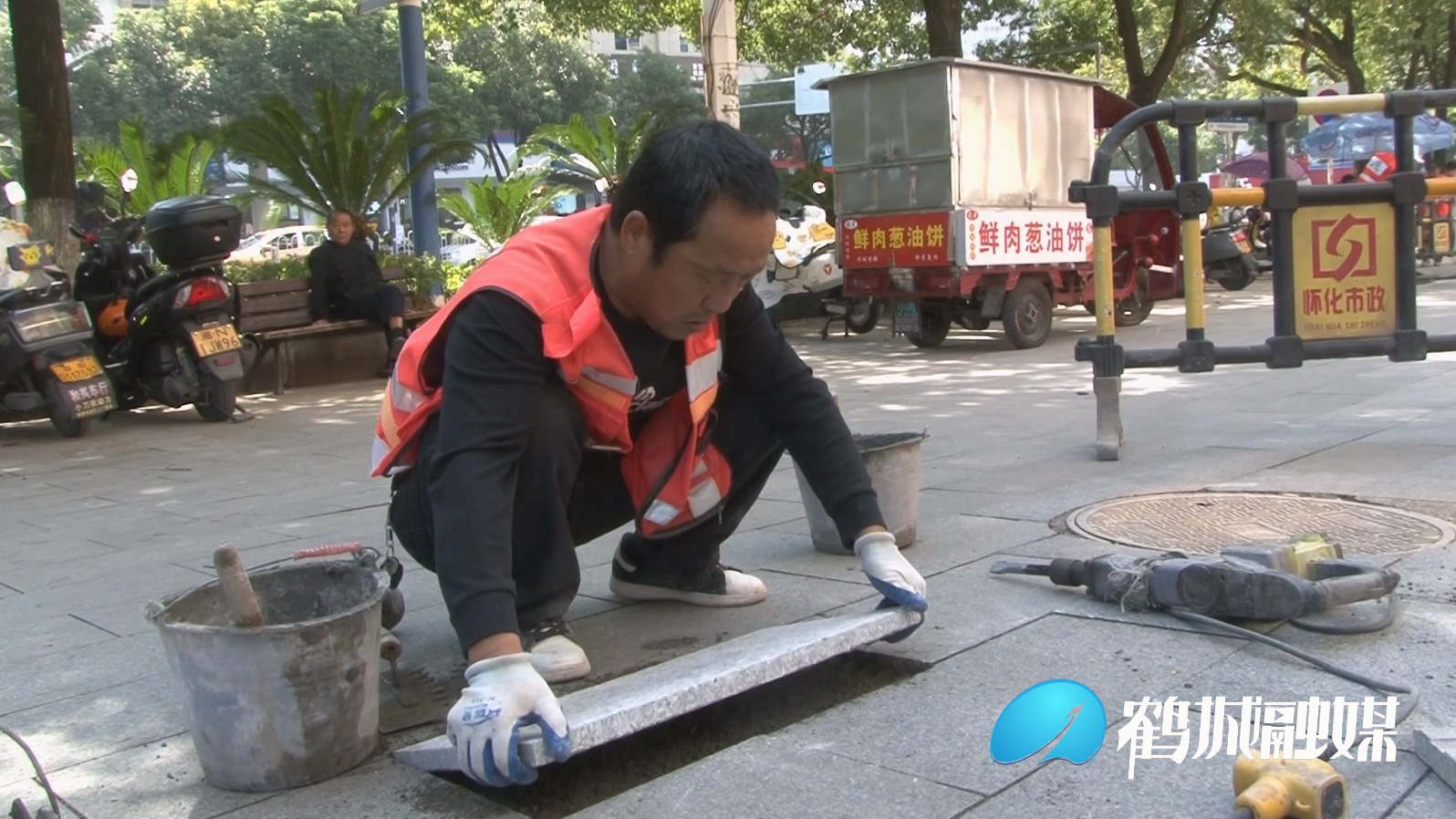 何冉++道路维修.mp4_20231017_155242.812.jpg