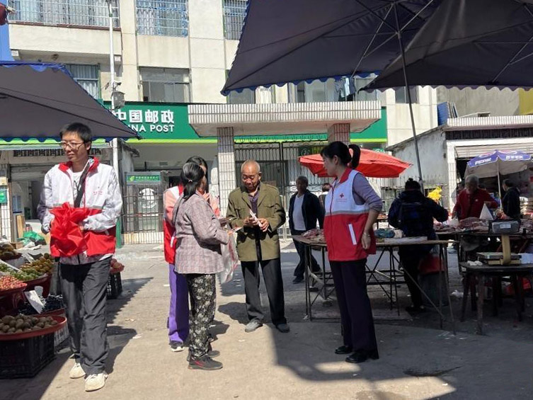 吉首市红十字会开展“一起赶场话清廉”主题宣传活动3.jpg