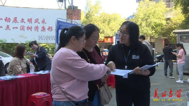 高校毕业生专场招聘供需两旺 43家企业980个高薪优质岗位虚位以待2.jpg