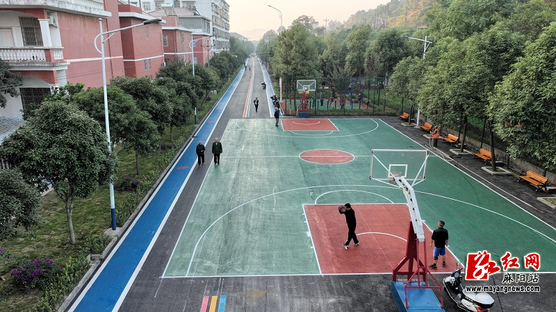 代远铁路文化广场篮球场.JPG