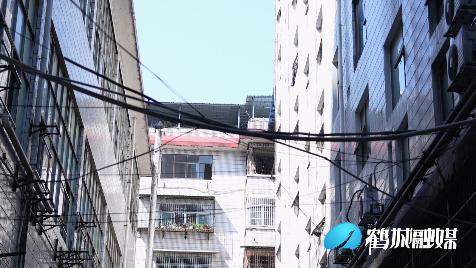 鹤城区嫩溪垅社区：合力整治乱象   让居民生活更舒适.mp4_20231018_162242.607.jpg