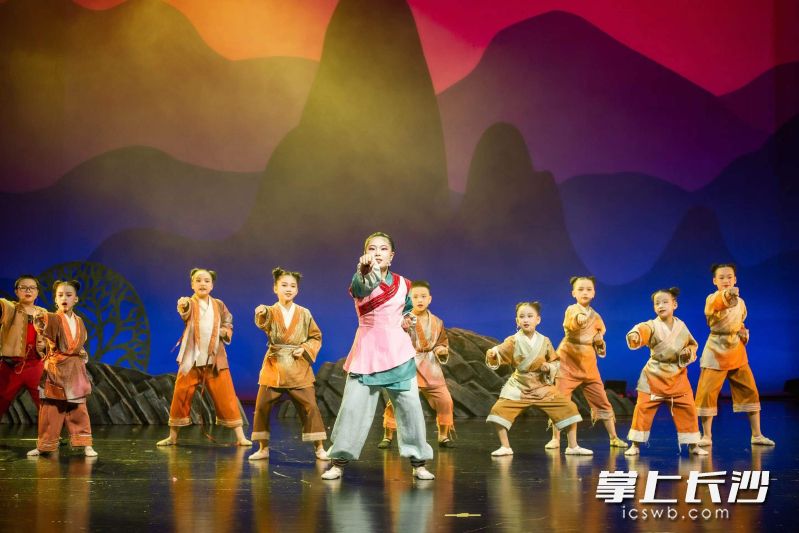 小演员们表演《小小花木兰》。