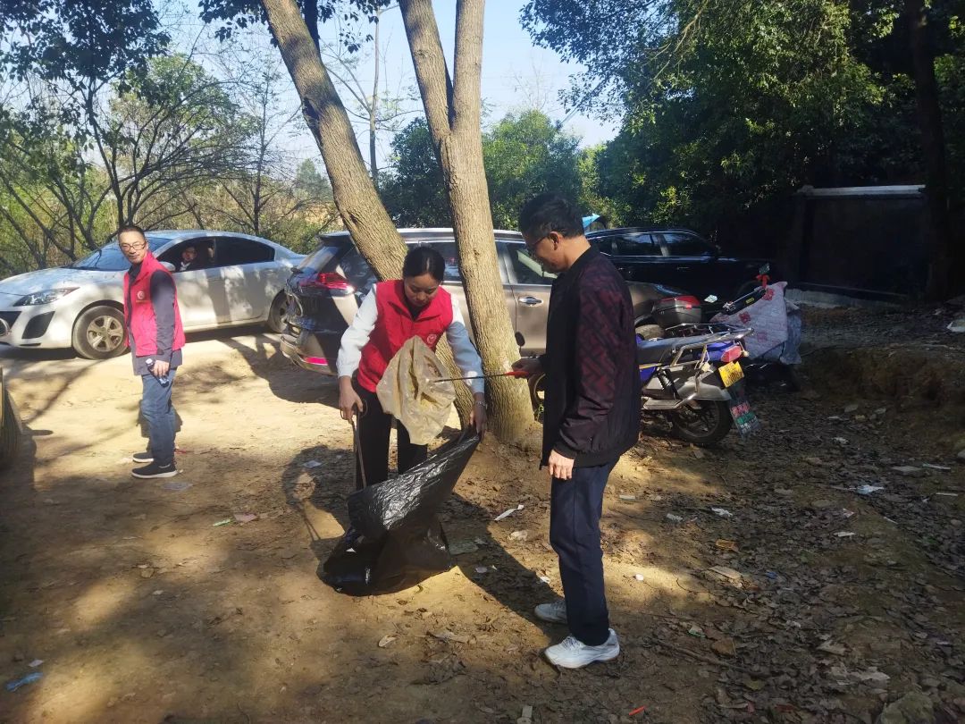 武冈市政协机关开展“徒步捡垃圾 登山讲环保”活动(图1)
