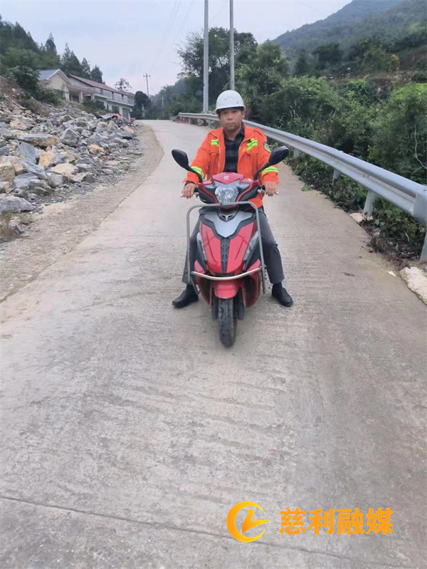 护林员巡林_副本.jpg 护林员巡林_副本.jpg