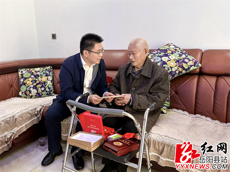 肖湘晖为袁岳华老人送上慰问金.jpg