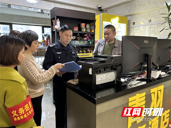 图三街道、村（社区)工作人员、民警和志愿者深入辖区电竞酒店发放禁毒宣传资料。.jpg