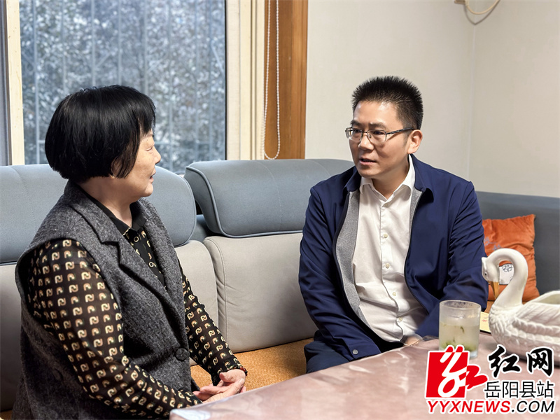 肖湘晖与龚双桂老人拉家常.jpg