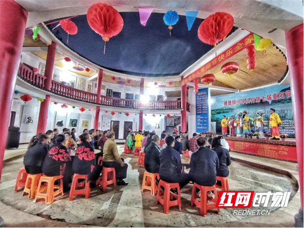 东安县坪埠头村连续7年为老人举办形式多样的重阳节(1)432.png