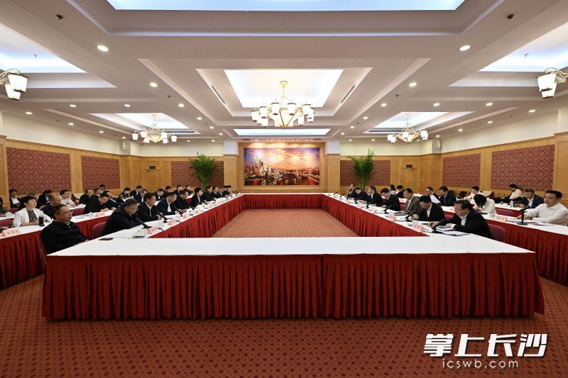 22日至23日，长沙市党政代表团赴上海市学习考察。在沪期间，浦东新区·长沙市两地合作发展交流座谈会召开。均为长沙晚报特派全媒体记者 余劭劼 摄