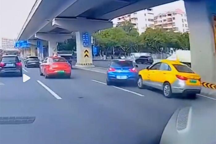 视频截图显示，发生碰撞的刹那，出租车后方似乎确有车灯点亮。