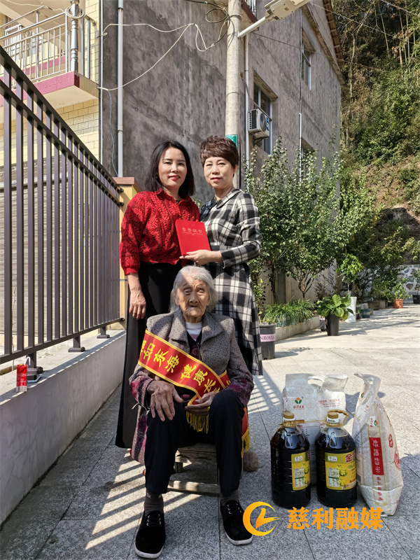 慰问照片1.jpg 慰问照片1.jpg