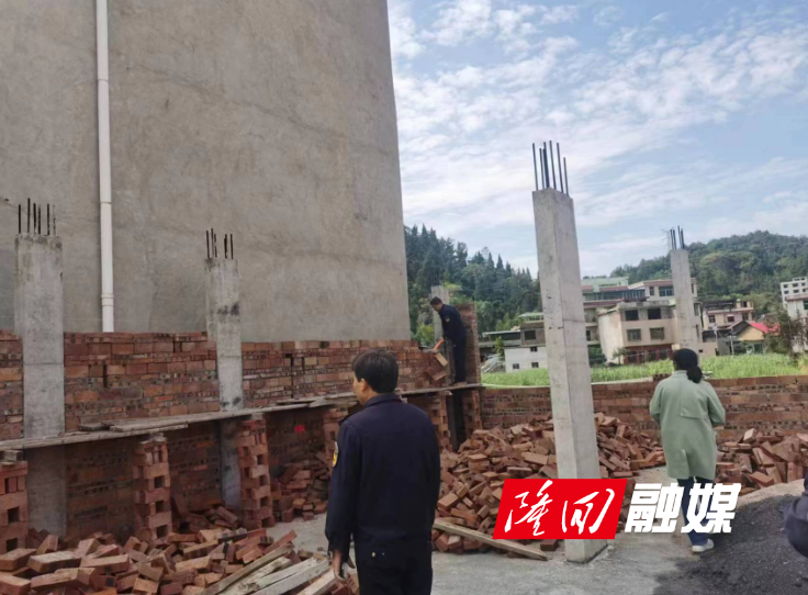 山界回族乡开展建筑工地专项整治行动 助力打好“蓝天保卫战”(图1)
