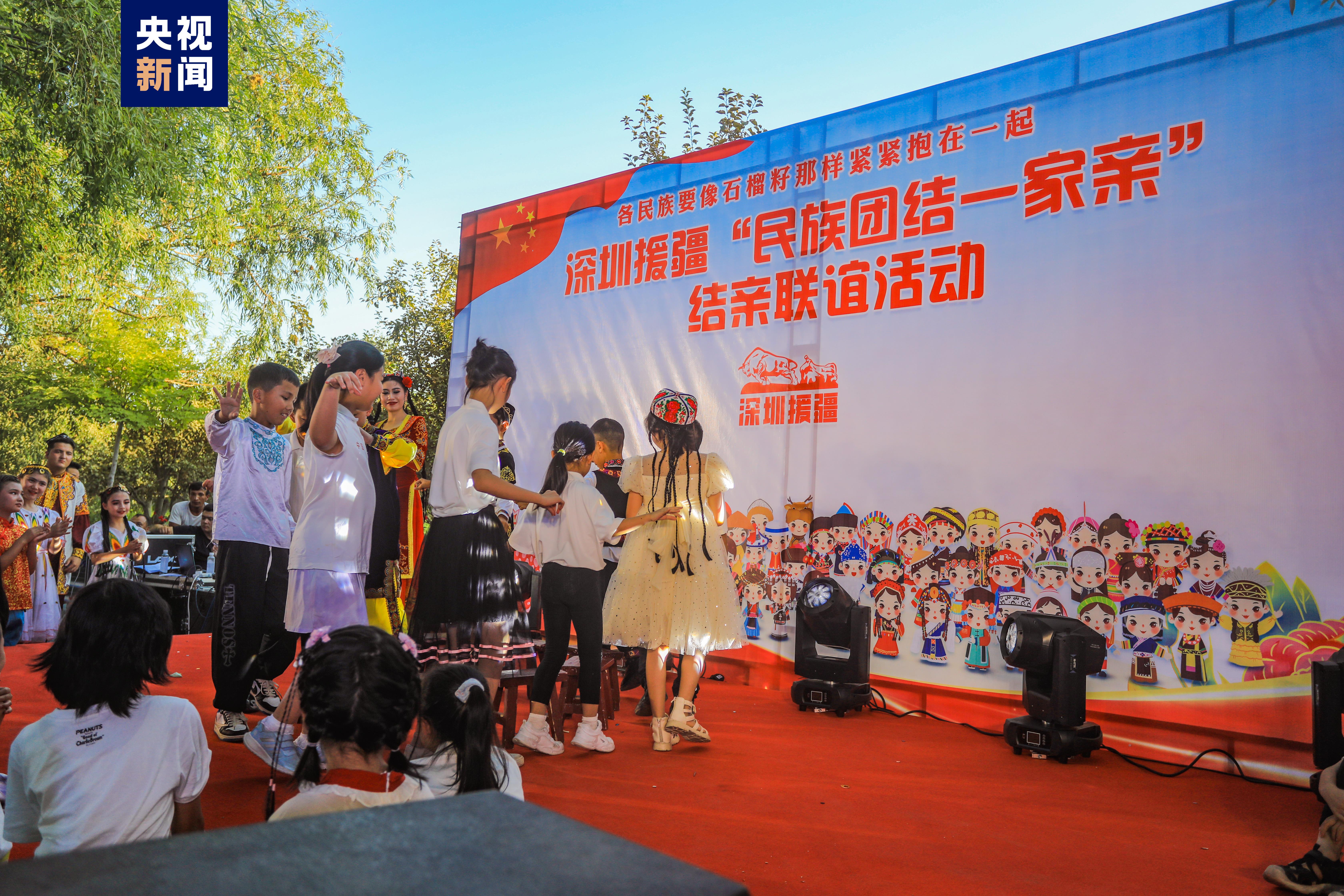 △2023年8月，深圳援疆干部人才家庭与结亲户家庭在驻地举办“民族团结一家亲”结亲联谊活动。