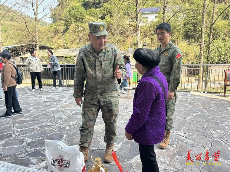 重阳送关爱 情暖夕阳红2.jpg