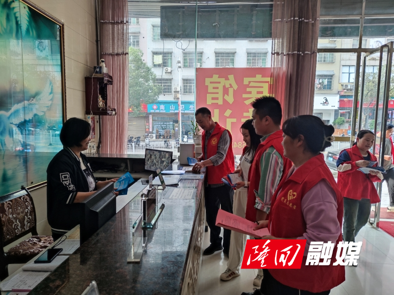 桃花坪街道开展禁毒宣传进场所活动(图2)