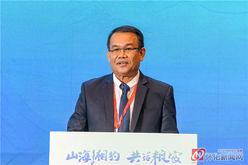 老挝占巴塞省省委常委、副省长宋·布达昆讲话