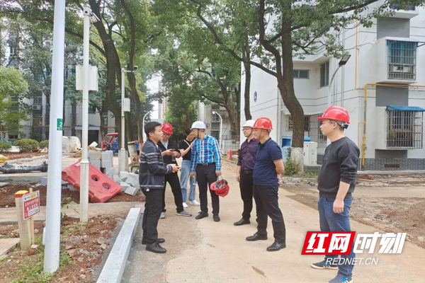 图为县住建局工作人员在城镇老旧小区改造项目进行安全生产检查暨走访调研。.jpg