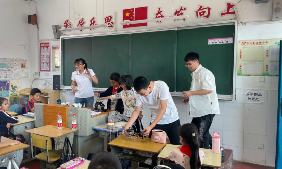 体验科技魅力，点亮创新星火 科创筑梦，育见未来1020.png