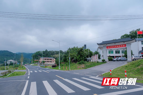 笔直畅通的长沙县青山铺至开慧红色旅游专线，串联起天华调查旧址、影珠山抗战遗址、杨开慧纪念馆等红色景点。均为 章帝 摄.jpg