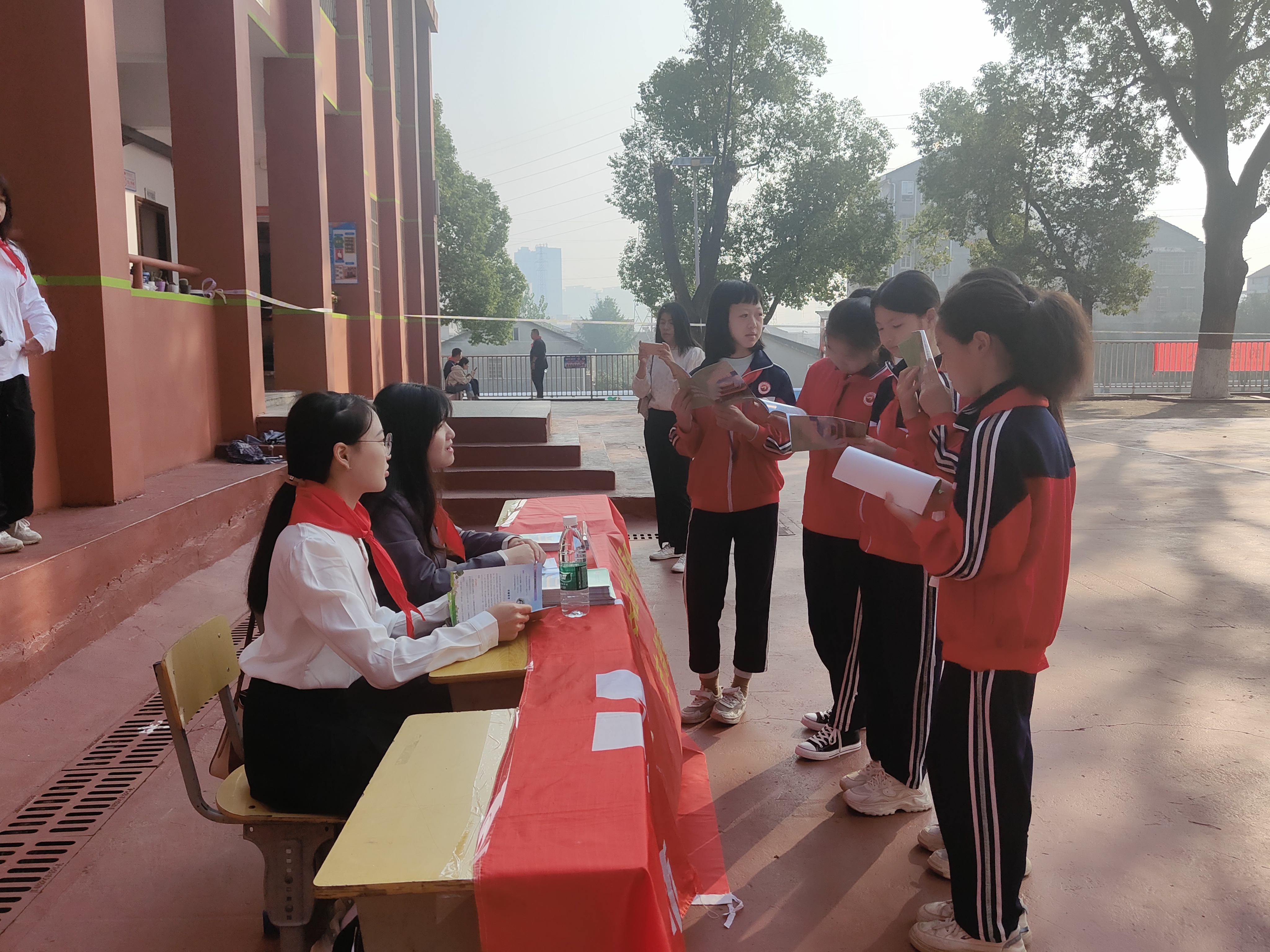 湖南金州(岳阳)律师事务所为学生提供免费法律咨询.jpg 湖南金州(岳阳)律师事务所为学生提供免费法律咨询.jpg