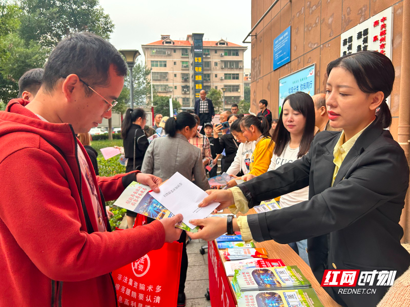 图三 街道、社区工作人员为居民发放平安创建、扫黑除恶等宣传资料。.jpg