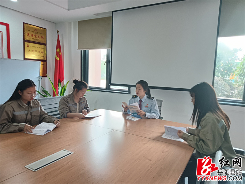 税务人员进行线下辅导.jpg