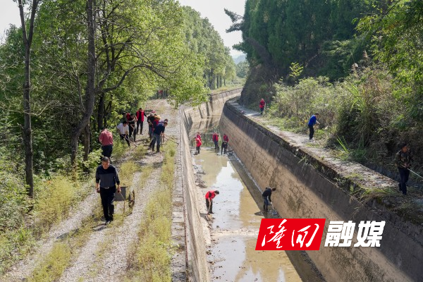 隆回县供水管理所将主题党日活动开在渠道上(图1)