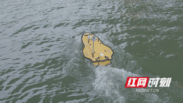 无人驾驶船穿梭浏阳河 水下测量派上“黑科技”