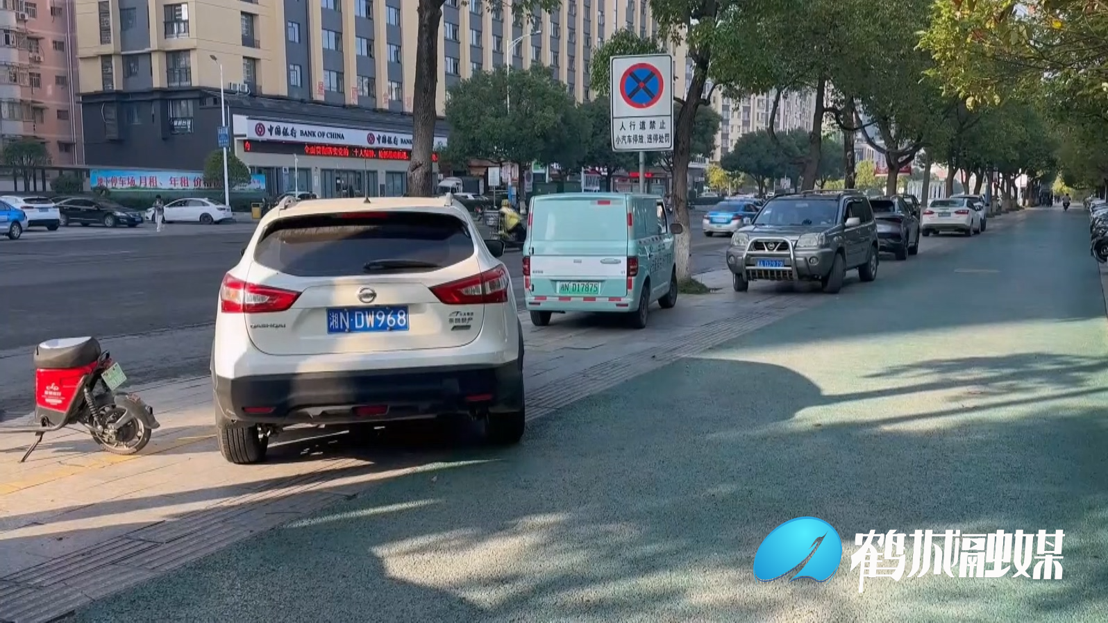 怀化城区：部分车辆在人行道违停1.mp4_20231102_162804.837.jpg