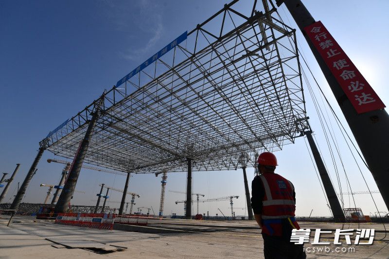 11月1日，在长沙机场改扩建工程T3航站楼首区首块屋面网架顺利实现封顶，项目取得阶段性进展。均为长沙晚报全媒体记者 王志伟 摄