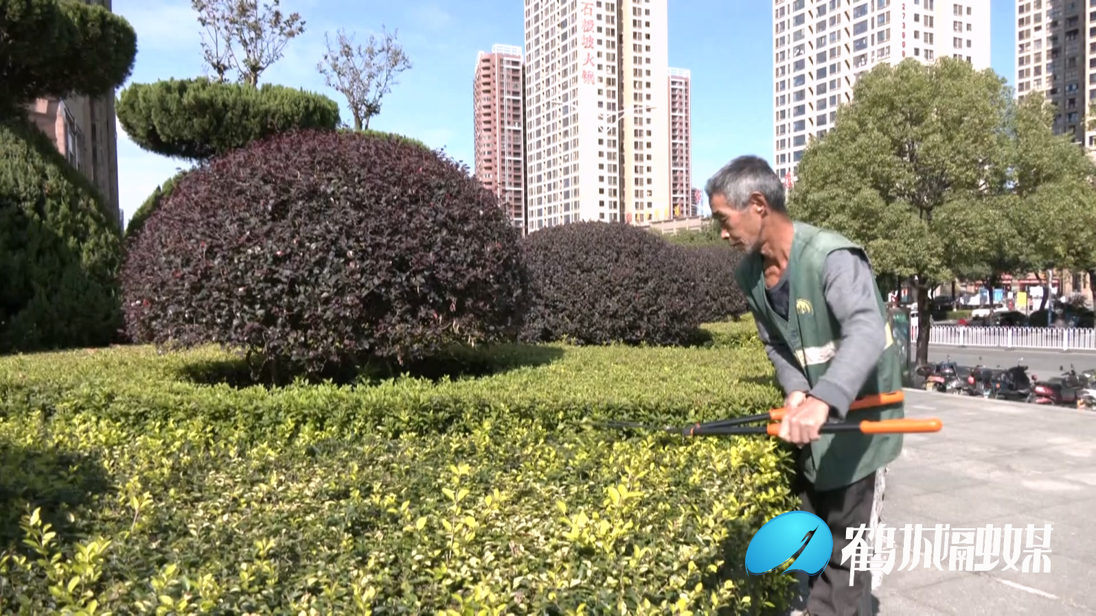 怀化：两座广场新增无障碍设施.mp4_20231103_154504.866.jpg