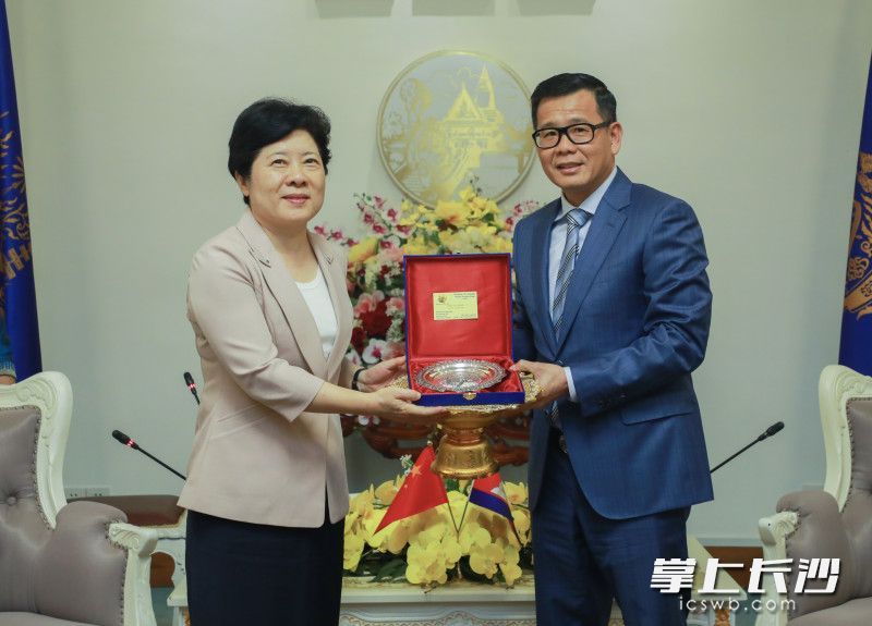 访问期间，吴桂英会见了金边市代市长高财。