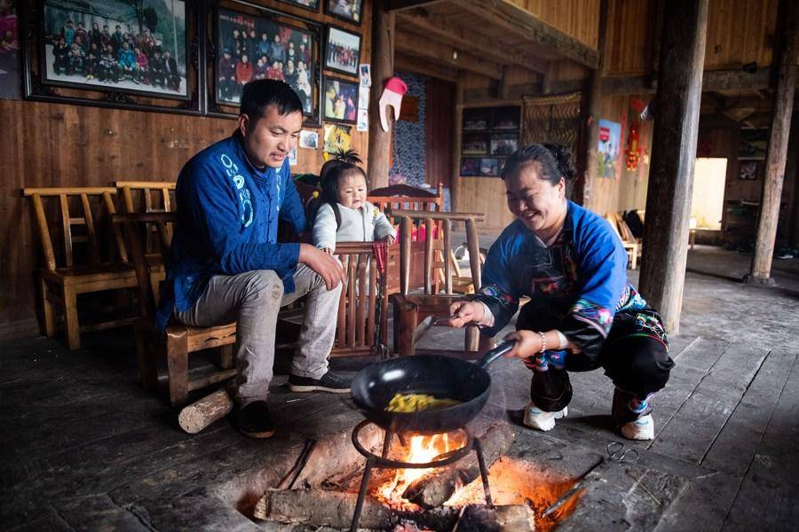 在湖南湘西十八洞村，龙先兰一家在做早餐（2021年4月16日摄）。新华社记者 陈思汗 摄.jpeg