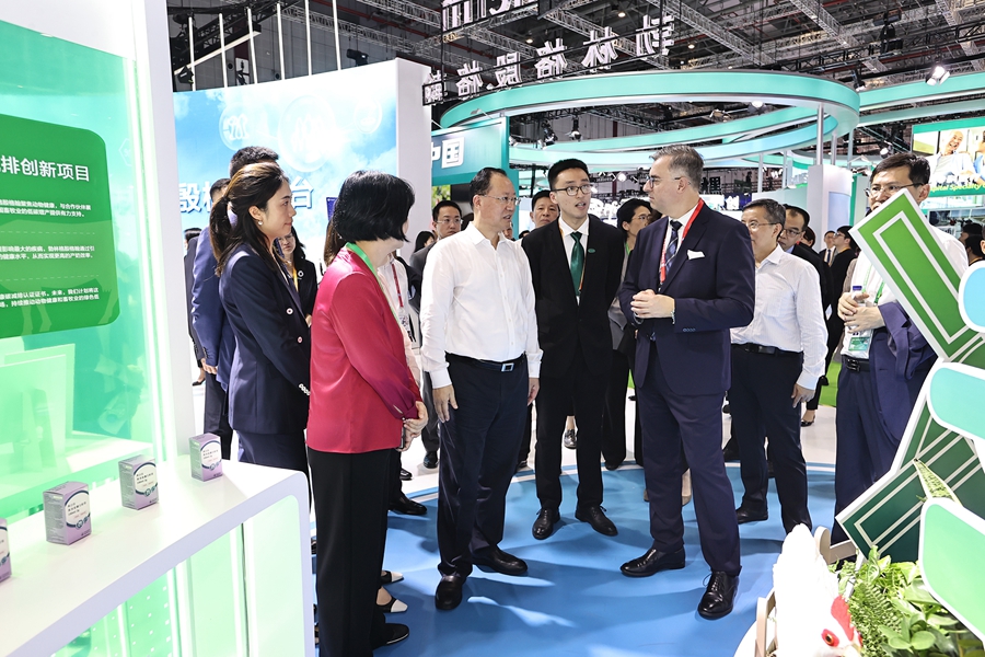 毛伟明一行参观勃林格殷格翰展位。.jpg