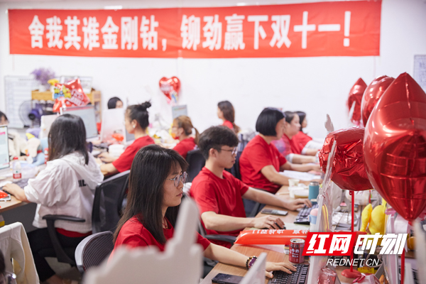 ▲大促开启后，入驻拼多多百亿补贴农货、国货商家同比增长了2倍以上。（摄影 文万周）.jpg