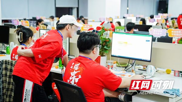 ▲国货运动品牌361度电商团队正在奋战双十一。（受访者供图）.jpg