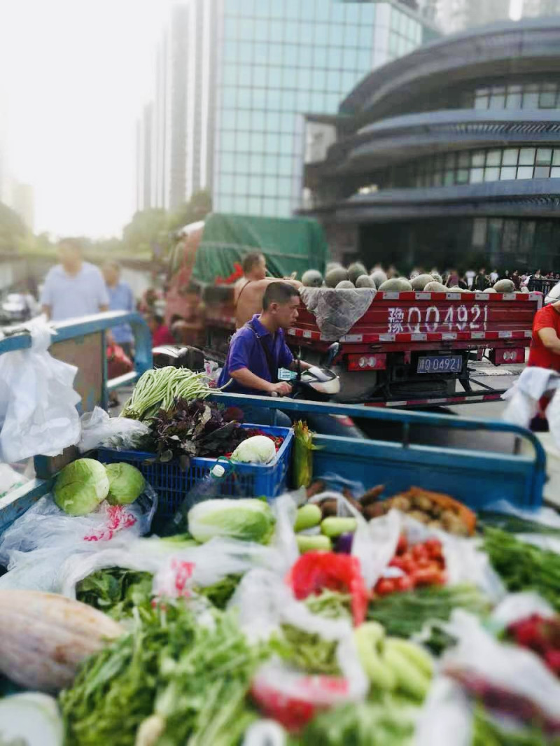 望江苑人行道上過去馬路市場(chǎng)占道擁堵的亂象。 均為長(zhǎng)沙晚報(bào)通訊員 侯翔 攝